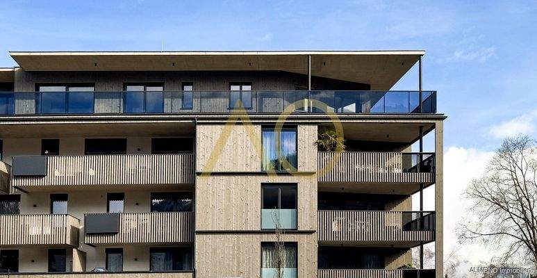 Strukturierte Fassade mit großen Balkonen