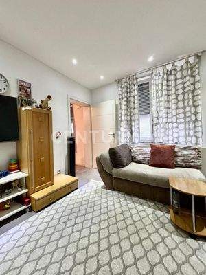 Wohnzimmer Wohnung rechts