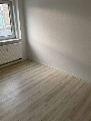 Leeres Zimmer mit Holzboden