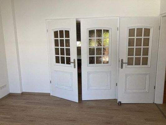 Verbindungstür zwischen den beiden Wohnzimmern