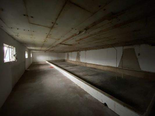 Hühneraufzuchthallen