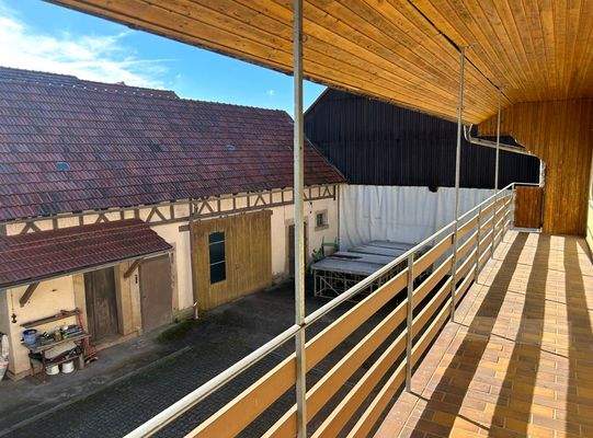 Großzügiger Balkon mit Blick auf den Hof