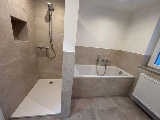 Teilansicht vom Badezimmer.jpeg