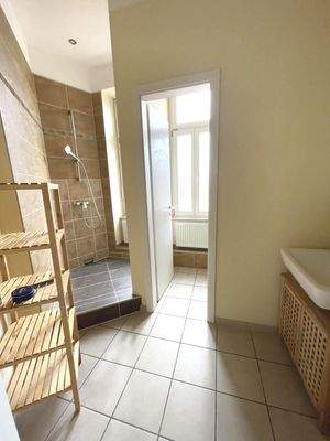 Bad mit begehbarer Dusche im 1. OG