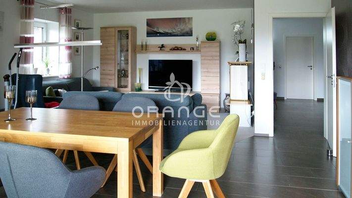 großzügiges Wohnzimmer im Erdgeschoss