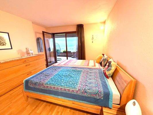 Elternschlafzimmer mit Zugang zur Loggia