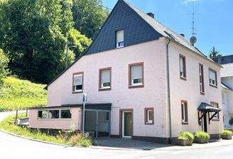 Seitenansicht mit Carport