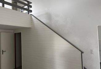 Treppe zur oberen Ebene