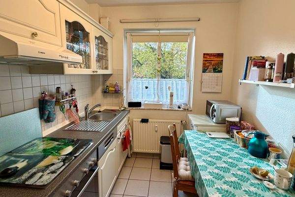 Die Küche mit vorhandener Einbauküche.