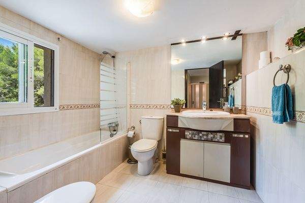 Badezimmer mit Badewanne