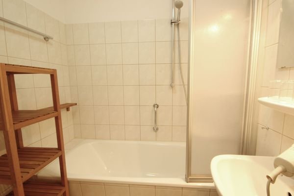 Badezimmer mit Duschwanne