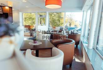 Café mit Südterrasse im EG