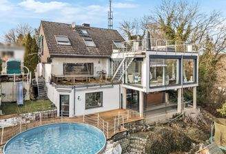 Außenansicht mit Pool