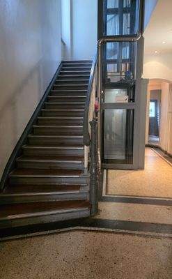 Treppenhaus und Lift