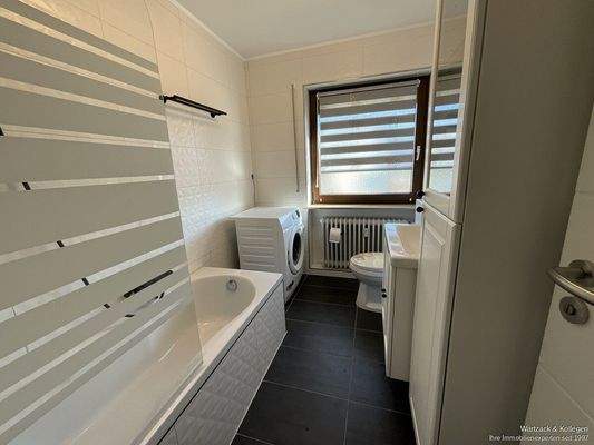 Tageslichtbad mit Toilette, Waschmaschinenanschluss...