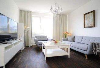 XXXXL-Wohnzimmer mit XXXL-TV