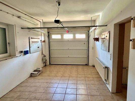 Garage mit elektrischem Tor