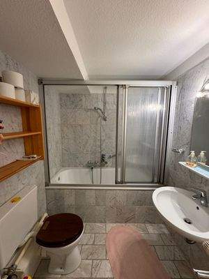 Bad mit Dusche im Souterrain