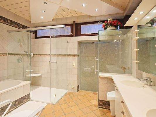 Geräumiges Bad en Suite mit Zugang zum Schwimmbad