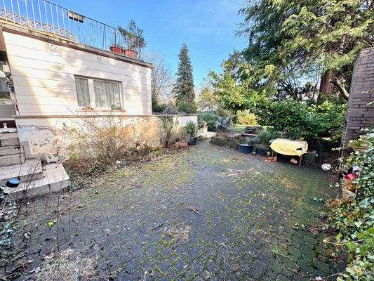 T45 Freifläche hinter Garage zum Garten.jpeg