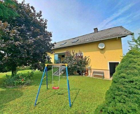 Teil des Gartens mit Zugang  zum Geräteraum und Garage