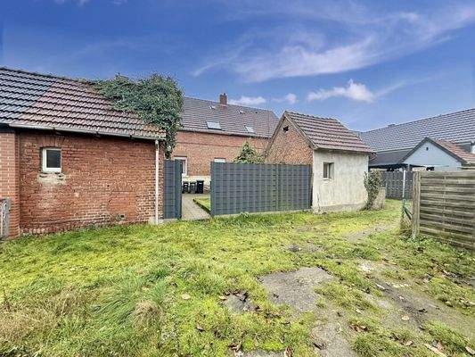 Rückansicht und Zuwegung zu den Garagen