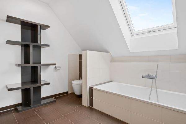 OG | Tageslichtbad mit Dusche, Wanne, WC und Doppelwaschbecken