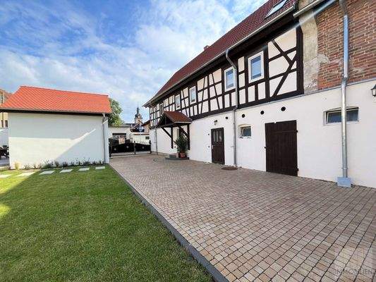 Wohnhaus mit Einfahrt