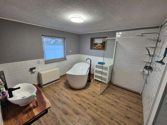 Bad mit Dusche und Wanne