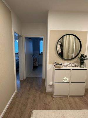 Moderner Flur mit Spiegel