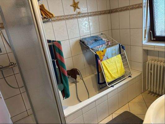 Bad mit Wanne und Dusche