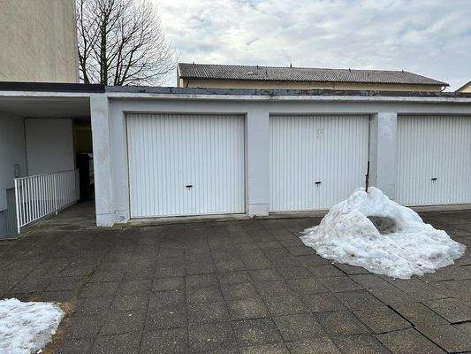 Garage, 2.von links 