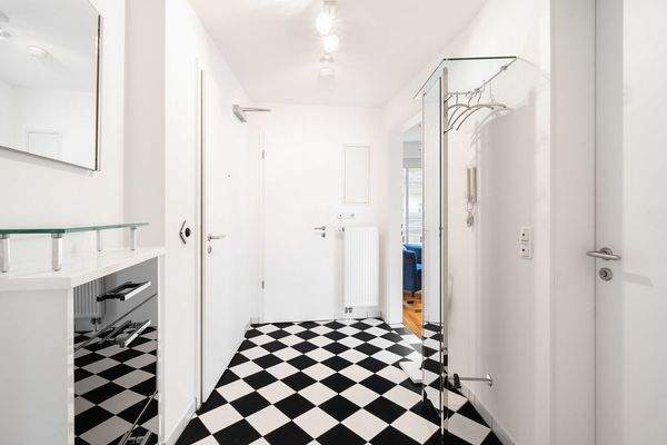 Mit dem Aufzug erreicht man die Wohnung im 2. Ober