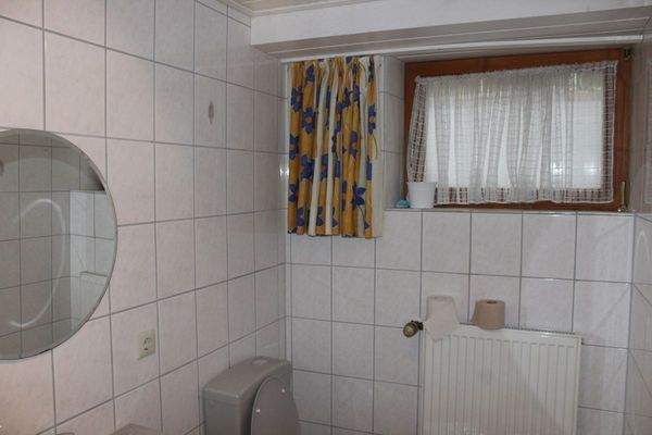 ... und Dusche mit WC