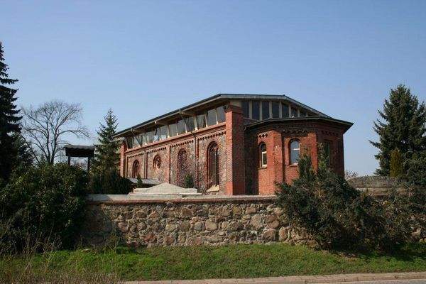 Die Dorfkirche gegenüber