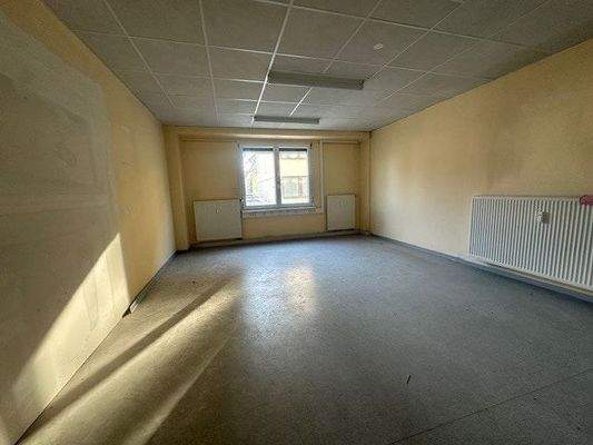 Erstes Büro gegenüber Eingang