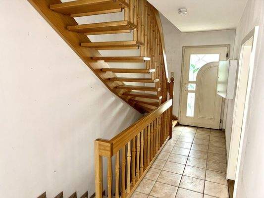 Flur 1 (EG) mit Treppe