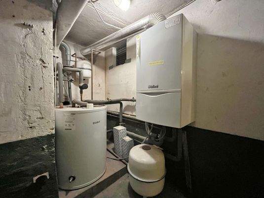 Gasheizung mit Warmwasserspeicher für EG-Wohnung