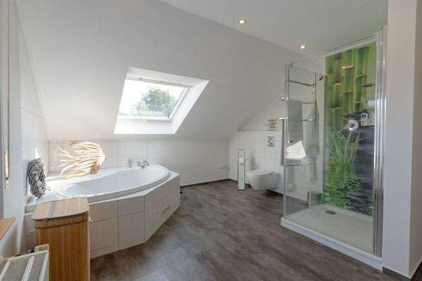 Hauptbad mit Whirlpool