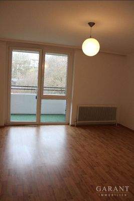 Wohnzimmer mit Balkon