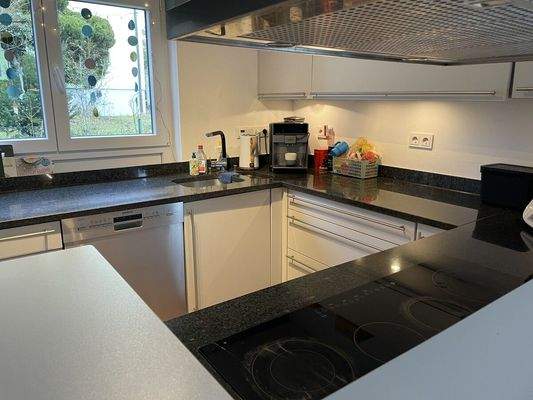 ...Küche mit Küchenblock.