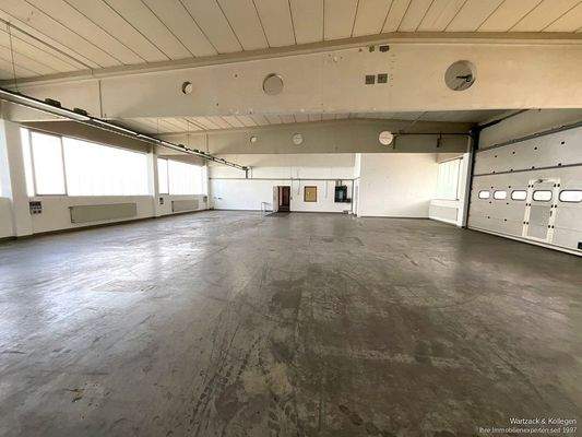 Halle 1 mit Zugang Bürotrakt