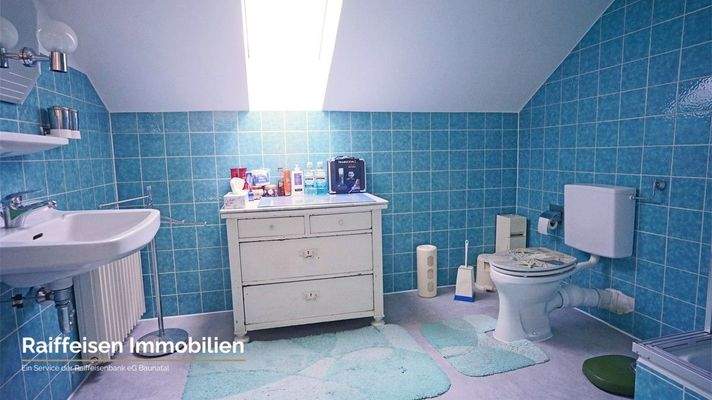 RAIBA IMMO - Wohnen am Sonnenhang 1 - Badezimmer blau OG