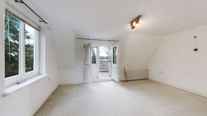 Schlafzimmer mit Zugang zum Balkon