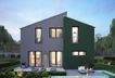 Rückansicht eines modernen massa haus Fertighaus Einfamilienhauses im Lifestyle-Design bei Abenddämm