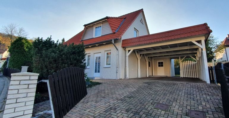 Straßenansicht mit Carport.jpg