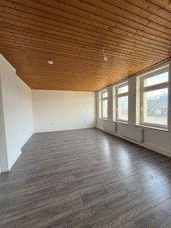 Helle Wohnung mit Holzdach