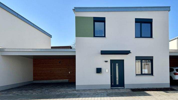 Eingang neben den Carportstellplätzen