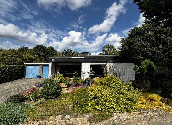 Frontansicht mit Garagen