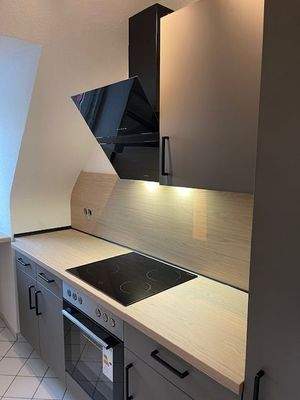 Moderne Küche mit Dachschräge